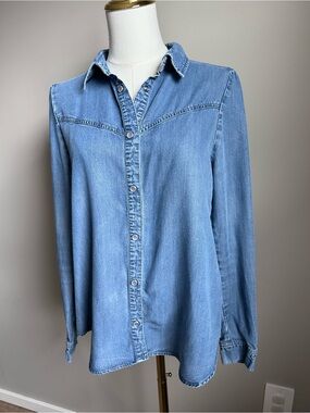 Silver Jeans Co. Light Blue Denim jean Shirt pearlized snap buttons western